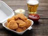 Nuggets con le patatine fritte: un successo nei menu da asporto