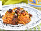 Pasta al sugo di pomodoro con olive nere