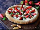 Pizza dolce con fragole e ricotta