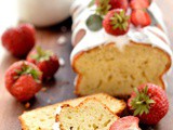 Plumcake allo yogurt e fragole fresche