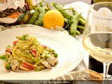 Spaghetti con crema di fave, vongole, triglie e mandorle tostate