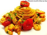 Spaghetti con ragù di gamberi, calamari e scampi