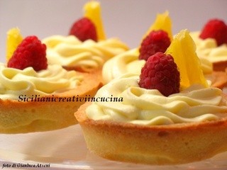 Tartellette di frolla con chantilly all’arancia e lamponi