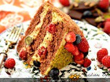 Torta al cioccolato, crema di mascarpone al pistacchio e frutti rossi