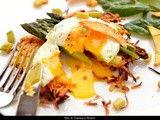 Uova fritte, rosti di patate e asparagi
