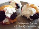 Chouquettes fourrées à la chantilly et mûres sauvages