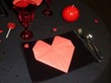 Pliage de serviette en coeur et rose pour la St Valentin