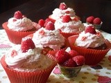 Cupcakes al Cioccolato Bianco & Cocco con Sorpresa (e Frosting) di Lamponi