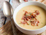 Delicious and creamy cauliflower soup with bacon (whole30, paleo)