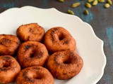 Inippu Ulunthu Vadai | Inippu Medhu Vadai Recipe | Inippu Vadai | Sweet Medhu Vada Recipe