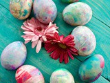 How to Color Eggs for Easter with Whipped Cream (Video)