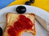Ζελέ και μικρά ζαχαρωμένα ζελεδάκια από κόκκινο μοσχάτο σταφύλι