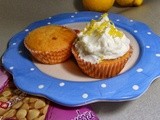 Cupcakes γεμάτα λεμόνι και σταγόνες λευκής σοκολάτας