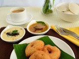 Uzunda Vadai ( Urad Dhal Savoury Donuts)