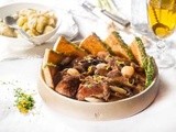 Κοτόπουλο κρασάτο με μανιτάρια και κρεμμυδάκια - coq au vin