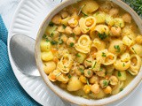 Pasta e ceci (Italian pasta and chickpeas)