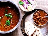 Kala Chana (Black chickpeas) in Tomato and Onion Based Gravy