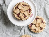 Crostatine alla confettura piccante di pere e fragole