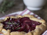 Galette di mais giallo alle prugne e rosmarino