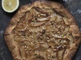 Galette di mele con frutta secca e caramello salato