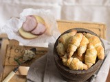 Piccoli cornetti di frolla al formaggio fritto della Polonia