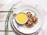 Ravioli di buraki con ripieno di Suszone grzyby accompagnati da zabaione salato e Oscypeck