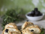 Scones alle erbe aromatiche e olive