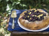 Torta brioche con crema e mirtilli