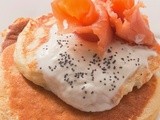 Pancake al parmigiano con panna acida e salmone