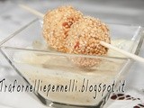 Polpette di ricotta al sesamo con salsa allo yougurt e senape