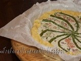 Quiche di asparagi, zucchine e salmone