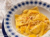 Ravioli di ricotta e miele su salsa allo zafferano e nocciole