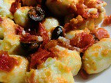 Gnocchi di ricotta e patate con pomodoro e olive