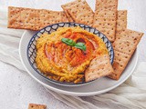 Hummus di peperoni arrosto con crackers al riso venere e semi di lino