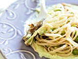 Linguine con funghi porcini e crema di asparagi selvatici