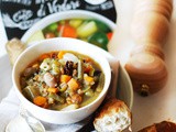 Minestrone di verdure con farro, pomodori secchi e paprika | Vegetable soup with farro, dried tomatoes and paprika