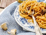 Spaghetti con pesto di alici piccanti, pomodori secchi e pinoli