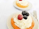 Tartellette alla crema di yogurt e frutti di bosco