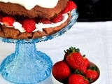 Torta al cioccolato con fragole e crema di ricotta (vegan)