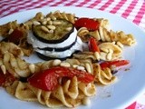 Torentje van aubergine en buffelmozzarella met pasta