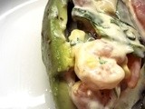Avocado ripieno di gamberetti e baby spinaci