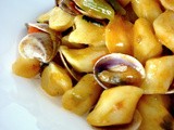 Gnocchi vongole, asparagi e pomodorini