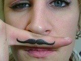 La moda dei baffi. Moustache a gogò