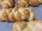 Treccia di pane ai semi di sesamo