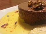 Mousse al cioccolato con zafferano e pistacchi