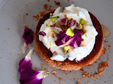 Τachini mini cakes with honey-yogurt frosting , bee pollen and pistachios - Kitchen lab με τον Άκη και μίνι κεκάκια με ταχίνι, frosting γιαουρτι - μέλι, γύρη και φυστίκια