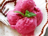 Greek frozen yogurt with rasberries - Παγωμένο γιαούρτι με σμέουρα
