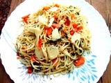 Spaghetti with spinach, carrots and tomatoes