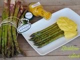 Asparagi al vapore con salsa di yogurt alla curcuma