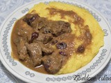 Capriolo in umido con mirtilli rossi e polenta